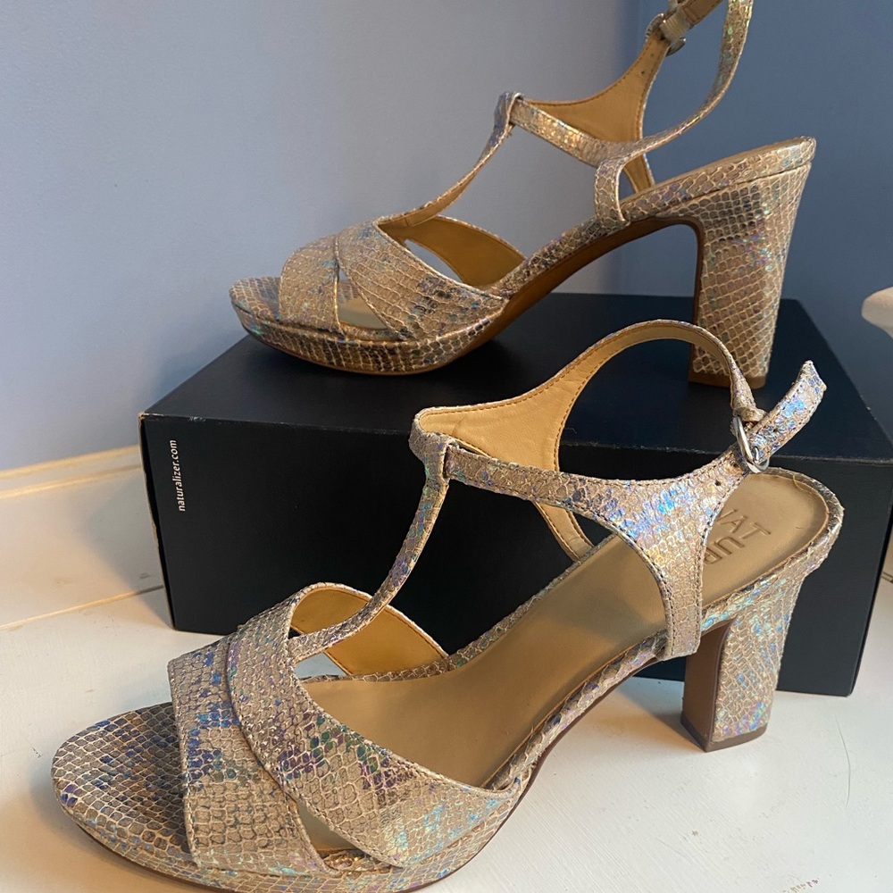 NWT Naturalized Finn Silver Snakeskin Sandals 9.5